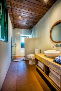 盼武里 华欣艾琳塔度假村及水疗中心 的一间带水槽、卫生间和镜子的浴室