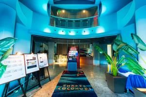 谏早市长崎教堂椰子度假酒店 的中间设有电子游戏机的房间