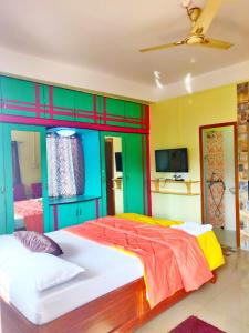 布莱尔港Kanchan's Nest的一间卧室设有一张大床和色彩缤纷的墙壁