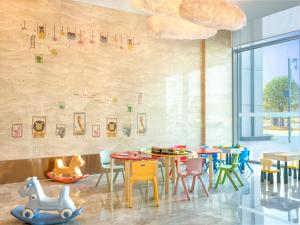 长沙长沙会展诺富特酒店的用餐室配有色彩缤纷的桌椅