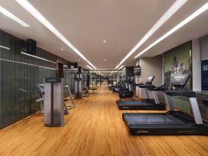 长沙长沙会展诺富特酒店的健身房设有跑步机和椭圆机