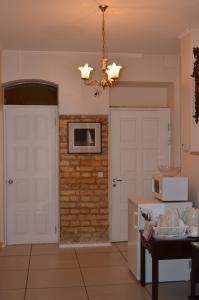 维尔纽斯对岸共和国多拉公寓的厨房设有两扇白色门和砖墙