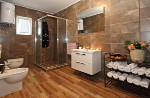 西利皮Apartment Milenka的带淋浴、卫生间和盥洗盆的浴室