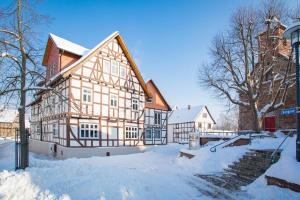 埃施韦格Hotel-Pension Eschwege的一座大木结构建筑,地面上积雪