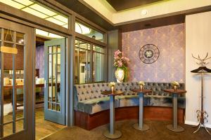 瓦尔内明德贝尔福德雷尔酒店的客厅设有长凳,墙上挂着鲜花