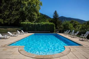 Saint-Martin-dʼUriage梅桑酒店的一个带躺椅的游泳池