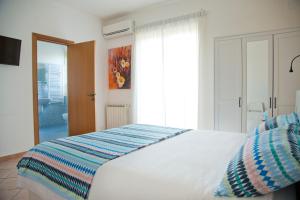 圣格雷戈廖迪卡塔尼亚B&B Etna Europa的卧室配有带蓝色枕头的大型白色床