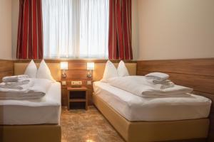 曼海姆Work & Sleep Boardinghouse Mannheim的酒店客房设有两张床和窗户。