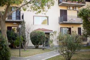 圣格雷戈廖迪卡塔尼亚B&B Etna Europa的公寓大楼设有阳台和庭院。
