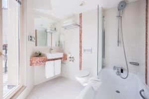 巴黎拉内公园酒店的白色的浴室设有卫生间和水槽。