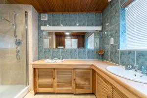 赫尔Thy Grace 3 Bedroom 2 Shower Room Central Location的一间带水槽、淋浴和镜子的浴室