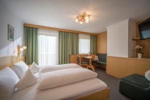 盖洛斯加尔尼马特豪斯霍夫公寓式酒店的酒店客房设有两张床和一张桌子。