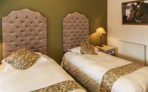 谢菲尔德感索酒店的卧室配有两张床,墙上挂有一张马术照片