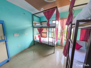 Hostel Cozy Beds客房内的一张或多张双层床