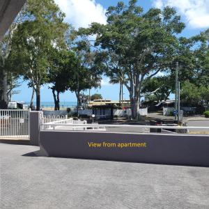 赫维湾Villa Venezia Apt 3 - Spacious Hervey Bay beachfront apartment的从公园前的公寓标志上可欣赏到风景