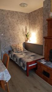 佐洛埃格塞格Levendulás Vendégház的一间卧室配有一张床和一张带台灯的桌子