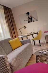 杜塞尔多夫杜塞尔多夫胜利广场靛蓝酒店的客厅配有沙发和桌子