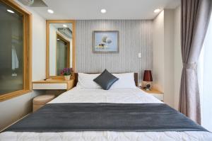 胡志明市Nikko Hotel - The Classy Life的一间卧室设有一张大床和一个窗户。