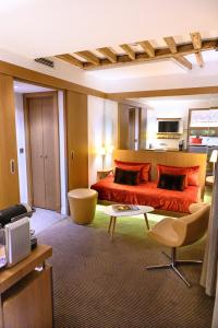 巴黎精选酒店的酒店客房配有一张床铺和一张桌子。