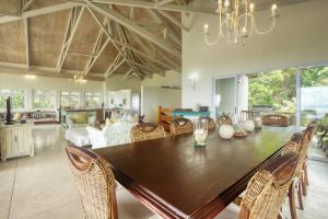 Ponta MalanganeKangela Estate 13的用餐室配有大型木桌和椅子