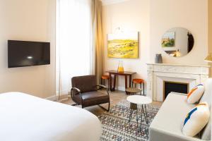 马赛老港穆葛杭之家酒店的酒店客房配有一张床和一个壁炉。