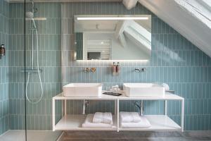 斯特拉斯堡快乐文化帝罗若普酒店的一间带两个盥洗盆和淋浴的浴室