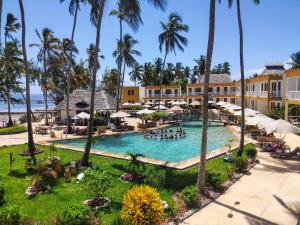 乌罗阿Zanzibar Bay Resort & Spa的棕榈树度假村泳池的空中景致