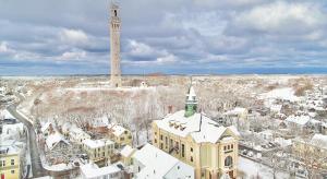 普罗温斯敦The Provincetown Hotel at Gabriel's的雪中有一个钟楼城市