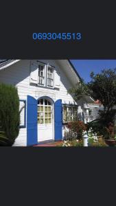 锡拉奥LE CALBANON的白色和蓝色的房子,设有车库