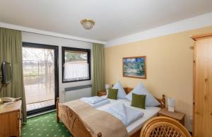 费茨肖加尼拉德施斯普利瓦尔德酒店 的一间卧室设有一张大床和一个窗户。