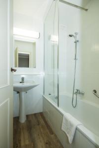 布鲁日布莱戈雅酒店的白色的浴室设有水槽和淋浴。
