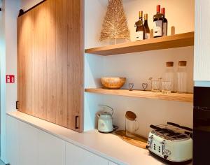 HoogledeKoekeloeren的厨房配有木制橱柜和台面上的烤面包机