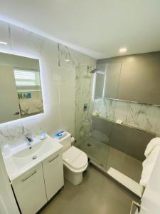 好莱坞Blue Sky的浴室配有卫生间、盥洗盆和淋浴。