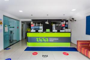 容迪亚伊VOA Convenience Hotel的一个带绿色和蓝色柜台的商店大堂