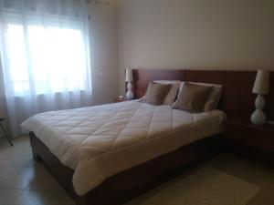 阿尔曼萨Almancil Park Apartment的卧室配有一张大白色床和窗户