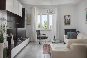伯德古拉Villa OLD OLIVE, 3lovelyvillas的客厅配有白色沙发和电视