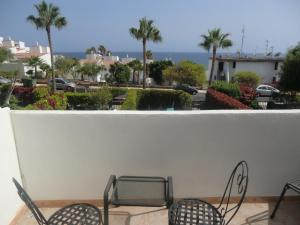 圣米格尔德阿沃纳Casa Miguel的阳台配有椅子,享有海景。