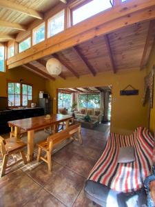 皮斯科艾齐Pisco Elqui HolidayHome的客厅配有木桌和长凳