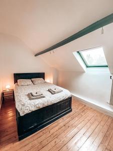 圣布里斯-苏福雷Chambres Privées dans une maison de charme的一间卧室配有一张床和天窗
