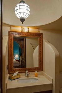 马拉喀什Riad Merzouga的一间带水槽和镜子的浴室