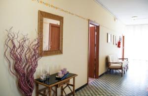 里乔内Hotel Astoria的走廊上设有桌子和墙上的绘画