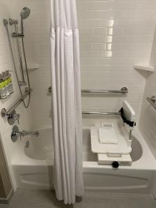 维洛海滩Staybridge Suites - Vero Beach, an IHG Hotel的白色的浴室设有淋浴、浴缸和水槽。