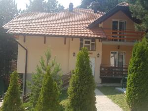 卡鲁德杰尔斯科巴尔Mountain House Tara Apartmani Nikolic的红色屋顶的黄色小房子