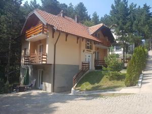 卡鲁德杰尔斯科巴尔Mountain House Tara Apartmani Nikolic的一个小房子,设有门廊和车道