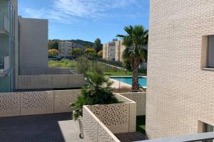 普拉加德阿罗Jardins d'Aro的从大楼内可欣赏到游泳池的景色