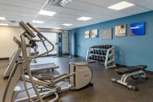 休斯顿Comfort Suites Near Sam Houston RacePark的一间健身房,里面配有跑步机和机器