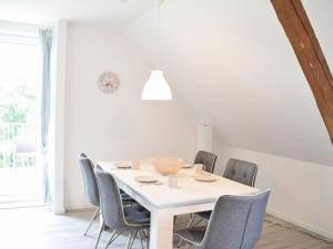 ArleFerienhof Ostarle的一间配备有白色桌椅的用餐室