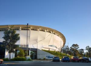 BelmontChandler Lodge and Cabins的停车场内有车辆的建筑物