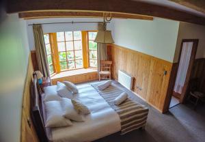 PueloAndes Lodge, Puelo Patagonia的一张大床,位于带大窗户的房间里