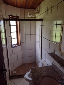 帕拉蒂Casa Paraty的带淋浴和卫生间的浴室以及窗户。